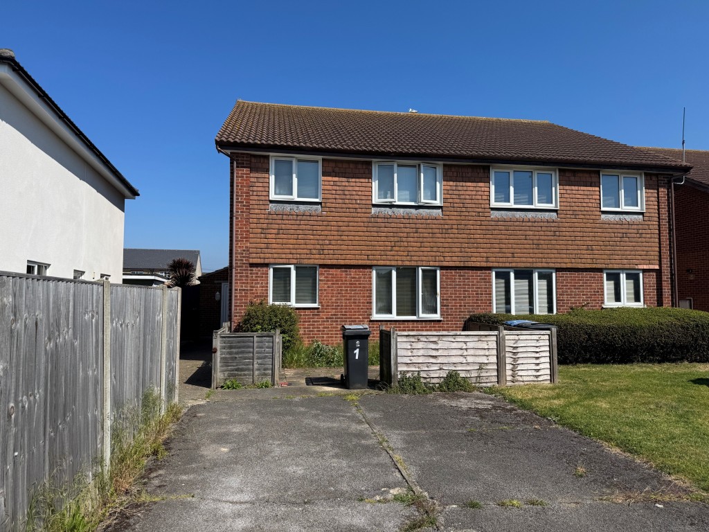 Lot: 109 - TWO-BEDROOM HOUSE FOR INVESTMENT - Front of property